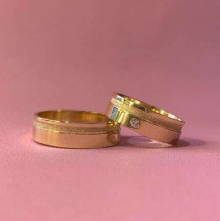 Aliança quadrada com brilhante - Ouro 18k